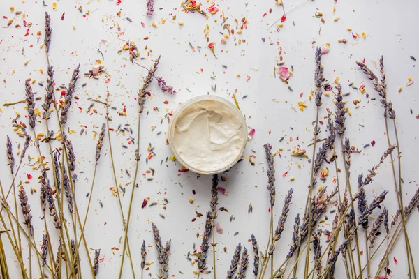 Crema Para Cuidado Piel Frasco Con Pétalos Flores Lavanda Hojas — Foto de Stock