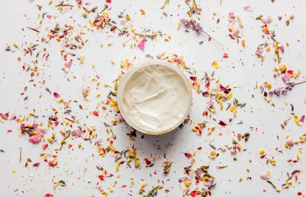 Huidverzorging Crème Een Pot Met Lavendel Bloemblaadjes Bladeren Witte Achtergrond — Stockfoto