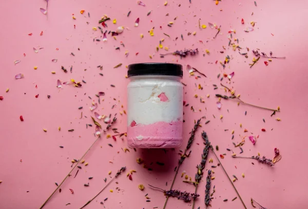 Huidverzorging Crème Een Pot Met Lavendel Bloemblaadjes Bladeren Roze Achtergrond — Stockfoto