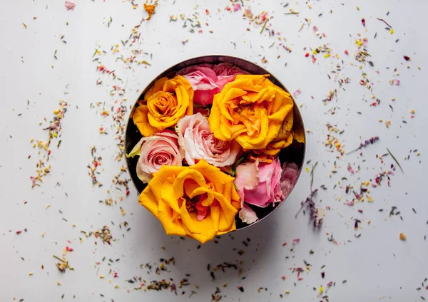 Stor Skål Med Rosor Och Lavendel Kronblad Vit Bakgrund Ovanför — Stockfoto