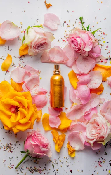 Frasco Perfume Con Rosas Pétalos Lavanda Sobre Fondo Blanco Vista —  Fotos de Stock