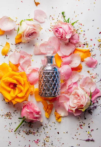 Parfumfles Met Rozen Lavendel Bloemblaadjes Witte Achtergrond Boven Weergave — Stockfoto