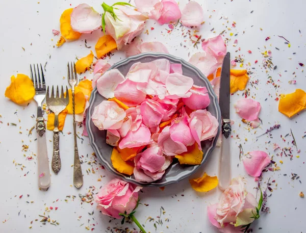 Placa Garfo Faca Com Rosas Sobre Fundo Branco Conceito Jantar — Fotografia de Stock