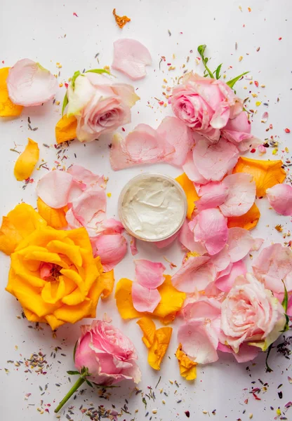 Crema Para Cuidado Piel Recipiente Con Pétalos Flor Rosa Sobre —  Fotos de Stock