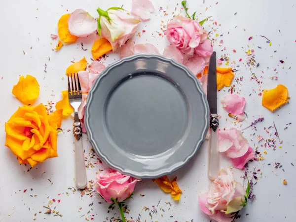 Assiette Fourchette Couteau Avec Des Roses Sur Fond Blanc Concept — Photo