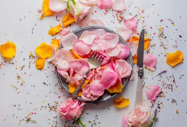 Placa Garfo Faca Com Rosas Sobre Fundo Branco Conceito Jantar — Fotografia de Stock