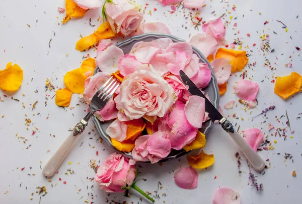 Πλάκα Πηρούνι Και Μαχαίρι Τριαντάφυλλα Λευκό Φόντο Έννοια Δείπνο Άνοιξη — Φωτογραφία Αρχείου
