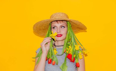 Saç yerine Lale ile şapkalı kadın