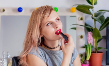 sarışın kadın kozmetik ayna yakınındaki uygulama