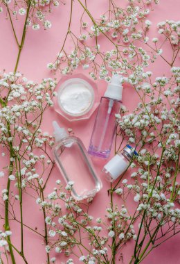 Gypsophila paniculata çiçek ve krema ile şişe 