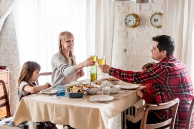 Aile mutfak masasında bir akşam yemeği var