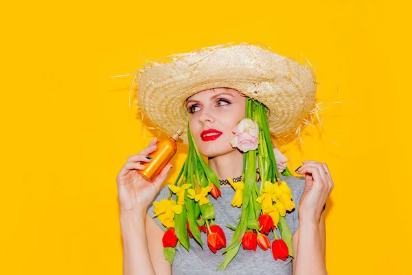 Femme blonde en chapeau avec des tulipes au lieu de cheveux — Photo