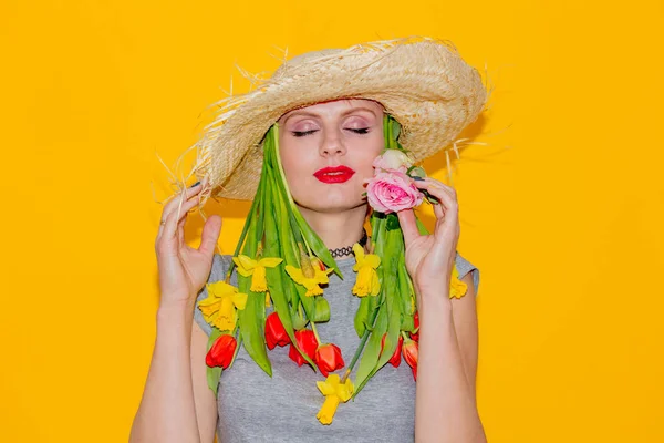 Femme en chapeau avec des tulipes au lieu de cheveux — Photo