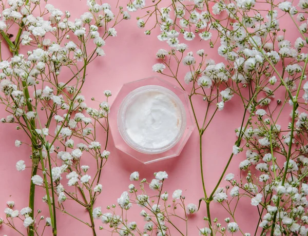 Gypsophila paniculata květina a krém s lahví — Stock fotografie