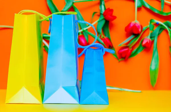 Bolsa de compras azul e tulipas — Fotografia de Stock