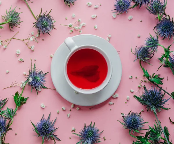 Blauwe eryngium-bloemen en thee beker — Stockfoto