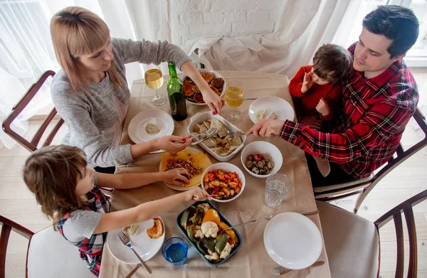 Сім'я вечеря на столі на кухні — стокове фото