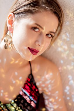 Güzel kadın makyaj ile dağılım güneş ışık.