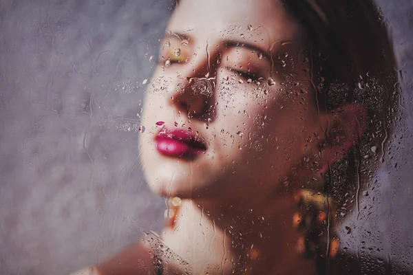 化粧と雨の滴をイヤリングを持つ女性 — ストック写真