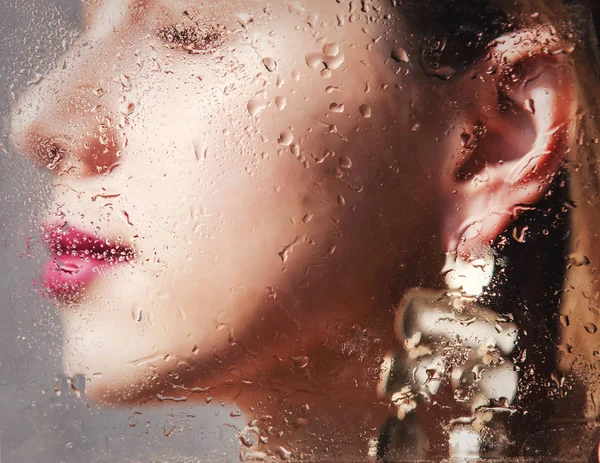 Mulher com maquiagem e brinco com gotas de chuva — Fotografia de Stock