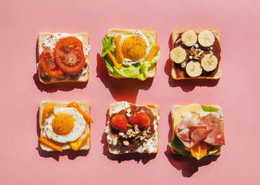 domates, Omlette, çikolata, jambon ve pembe arka planda peynir ile altı sandviç. Yukarıdaki görünüm 