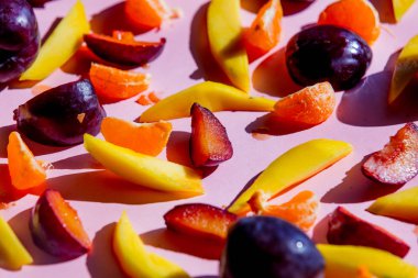 Mor arka planda Erik ve mango kes. Yan görünüm 