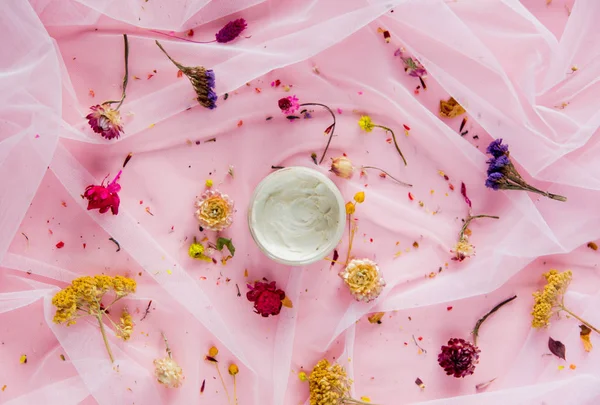 Crema Con Flores Secas Sobre Tul Rosa Luz Natural —  Fotos de Stock