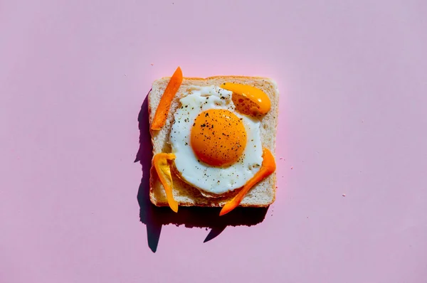 Pan Con Omlette Pimienta Sobre Fondo Morado Vista Superior — Foto de Stock