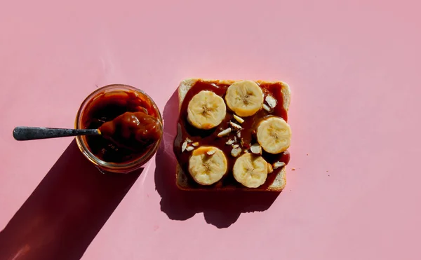 Caramel Cream Brood Met Bananen Roze Achtergrond Bovenstaande Weergave — Stockfoto