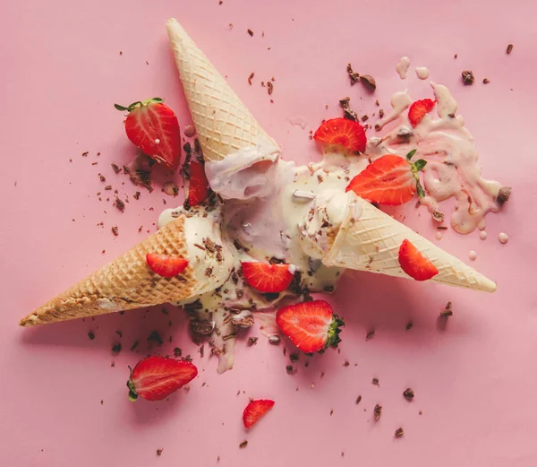 Gebroken Gemorste Room Aardbei Chocolade Ijs Roze Achtergrond Bovenstaande Weergave — Stockfoto