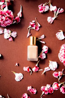 karanfil çiçek yaprakları ve temel krem