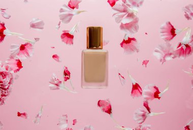 karanfil çiçek yaprakları ve temel krem