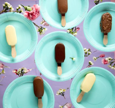 Etrafında çiçek ile plakalar üzerinde dondurma