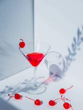 Çiçek kiraz şube yakın kokteyl ve kırmızı kiraz cam