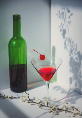 Şarap şişesi ve kiraz kokteyli 