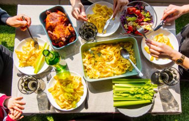 Aile akşam yemeğinde tavuk ve spagetti yiyor. A