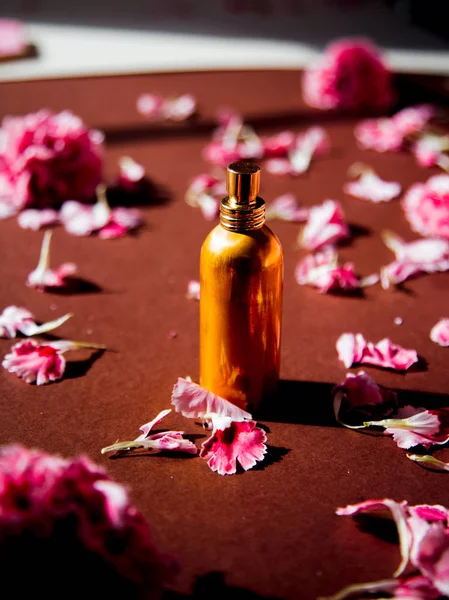 Nejlika blomblad och parfym flaska — Stockfoto