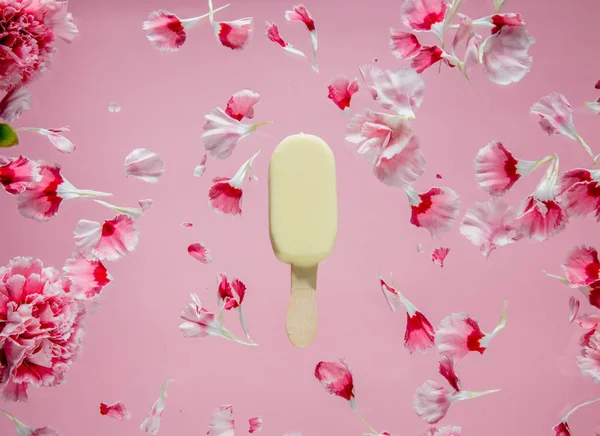 Clavel pétalos de flores y helado — Foto de Stock