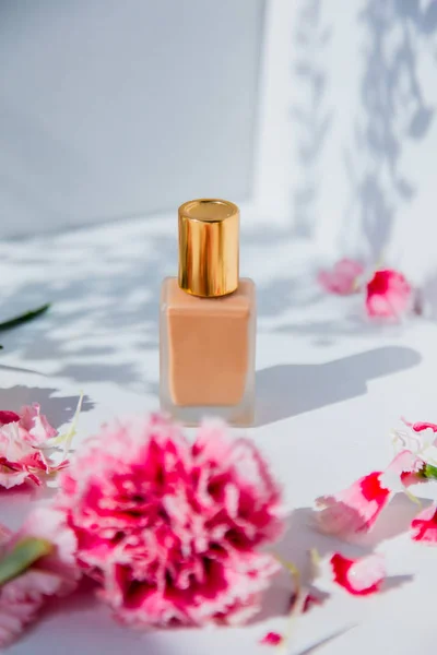 Make-up Stichting Cream met Dianthus bloemen — Stockfoto