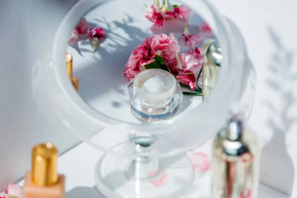 Frasco de perfume, creme de cuidados com a pele e flores de dianthus — Fotografia de Stock