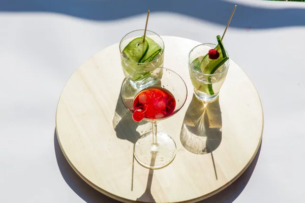 Cocktail de cereja e outro com pepinos — Fotografia de Stock