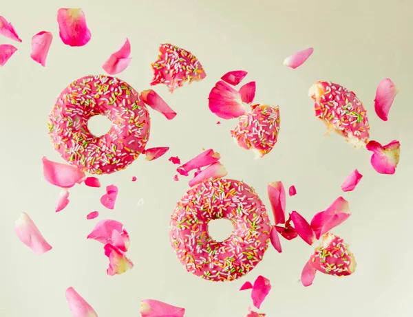 Лети в воздушных пончиках из вишни с лепестками роз — стоковое фото