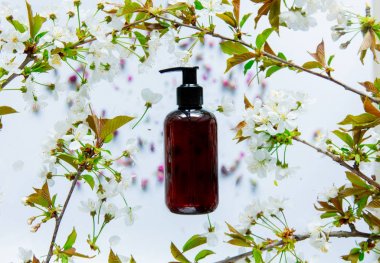 Siyah krem şişe ve kiraz çiçekleri 