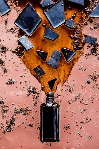 Şişe ve makarna ve kırıntıları dökülen çikolata — Stok fotoğraf