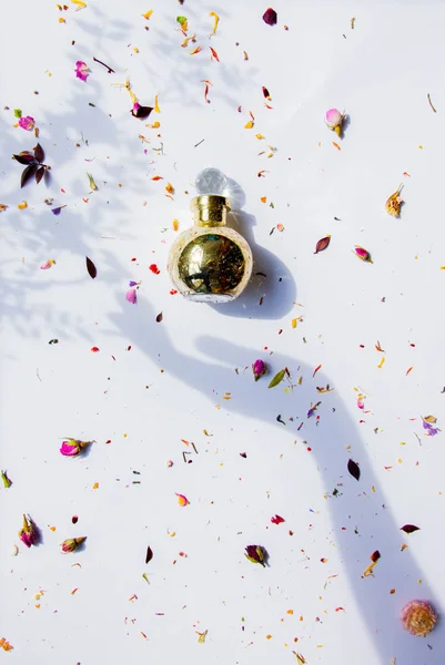 Butelka perfum i kobiece cień dłoni trzymając go — Zdjęcie stockowe