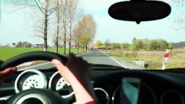Giovane alla guida di una macchina Mini Cooper, modello R50 sulla campagna della Slesia — Video Stock