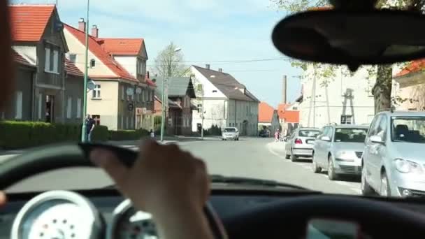 Jeune homme conduisant une Mini Cooper, modèle R50 dans les rues de la ville de Wroclaw, Pologne — Video