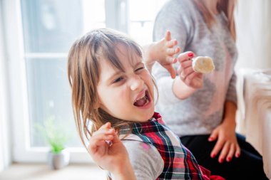 Genç bir kız terkedilirken, annesi kabak yiyor.