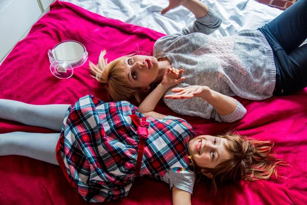 Mutter und Tochter amüsieren sich zu Hause im Bett. oben — Stockfoto