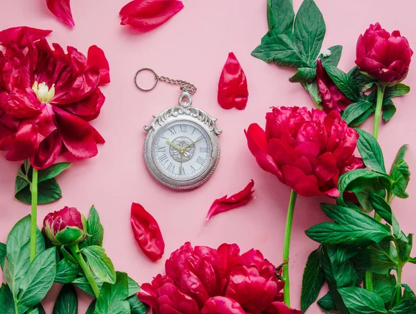 Horloge vintage et pivoines fleurs sur fond rose. A — Photo